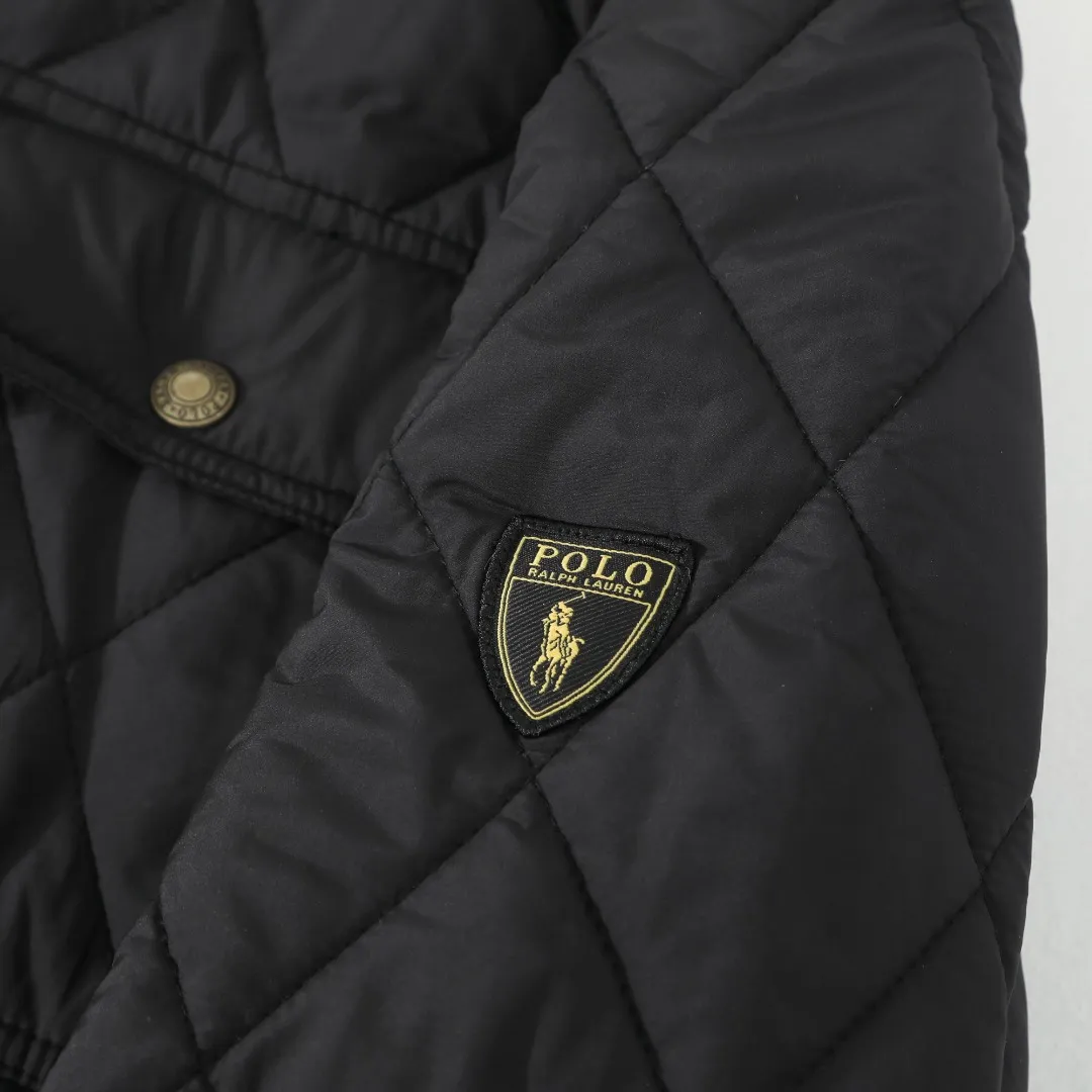P370 #59 Ralph Lauren classic rhombus quilted cotton jacket for men and women. Inspired by retro workwear, it blends with contemporary British style. The imported machine-pressed rhombus quilting is accurately aligned, and the three-dimensional H-shaped tailoring is neat and slim. It is not bulky when layered in autumn and winter, and still maintains a light style.  Texture is reflected in the details: customized metal buckles, corduroy lapels, breathable eyelets under the arms, and slits on the hem, all replicating the brand's high-end genes. All excipients are standardized!  Five colors to choose from: black/khaki/brown/green/navy blue, easy to switch between commuting, leisure, and travel occasions. Function and appearance coexist: 37.5°C temperature control black technology, breathable and moisture-proof, anti-slip cotton patented fabric, temperature-locking, soft and waxy, durable and stylish. A retro warm-keeping item that can handle low temperatures calmly. The details are all made of craftsmanship, and the style has no limits. It has a classy look that will turn heads.  Color: Khaki Black Navy Green Brown Size: S M L